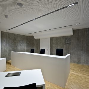 Richtertisch-Gerichtssaal-Tischlerei-Rügen-KuK-Möbel-und-Ladenbau