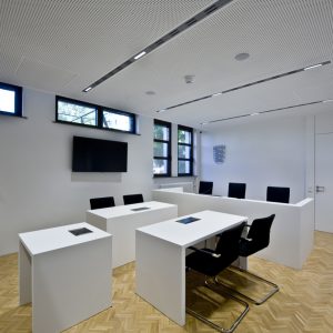 Richtertisch-Gerichtssaal-Tischlerei-Rügen-KuK-Möbel-und-Ladenbau